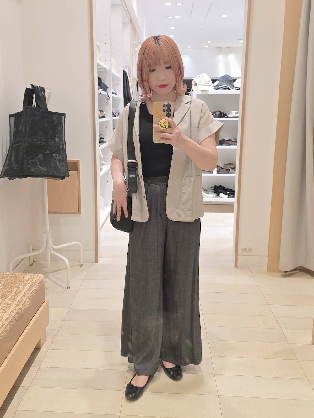 ブラック系のバレエシューズ、ブラック系のその他パンツ、ブラック系のタンクトップを着用したレディースの夏コーディネートの1枚目の写真