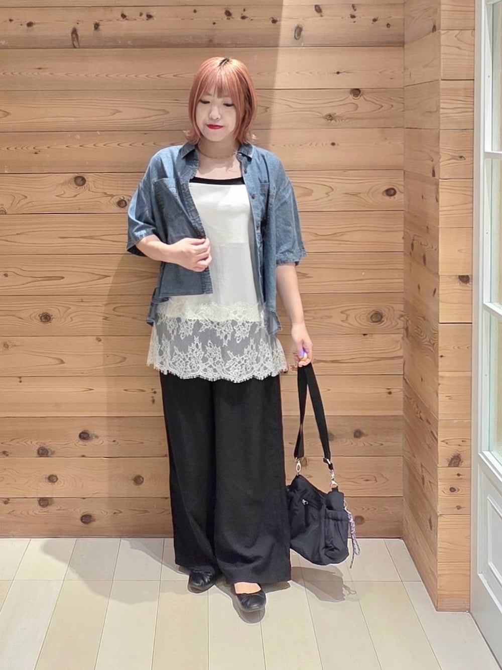 ブラック系のショルダーバッグ、ブラック系のバレエシューズ、ブラック系のその他パンツを着用したレディースの夏コーディネートの1枚目の写真