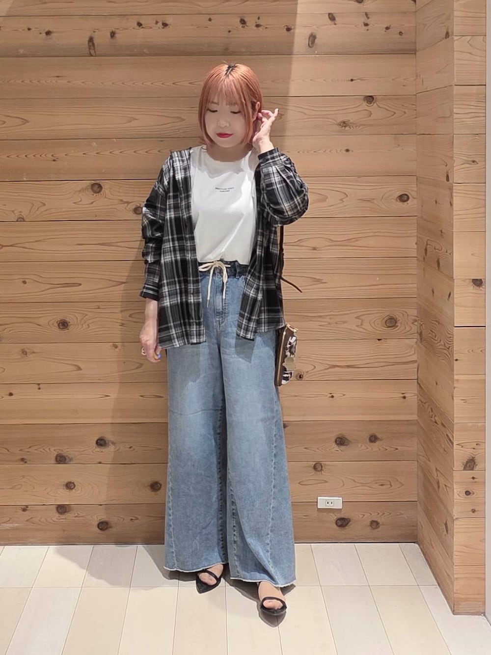 その他のショルダーバッグ、ホワイト系のTシャツ/カットソー、ブラック系のサンダルを着用したレディースの夏コーディネートの1枚目の写真