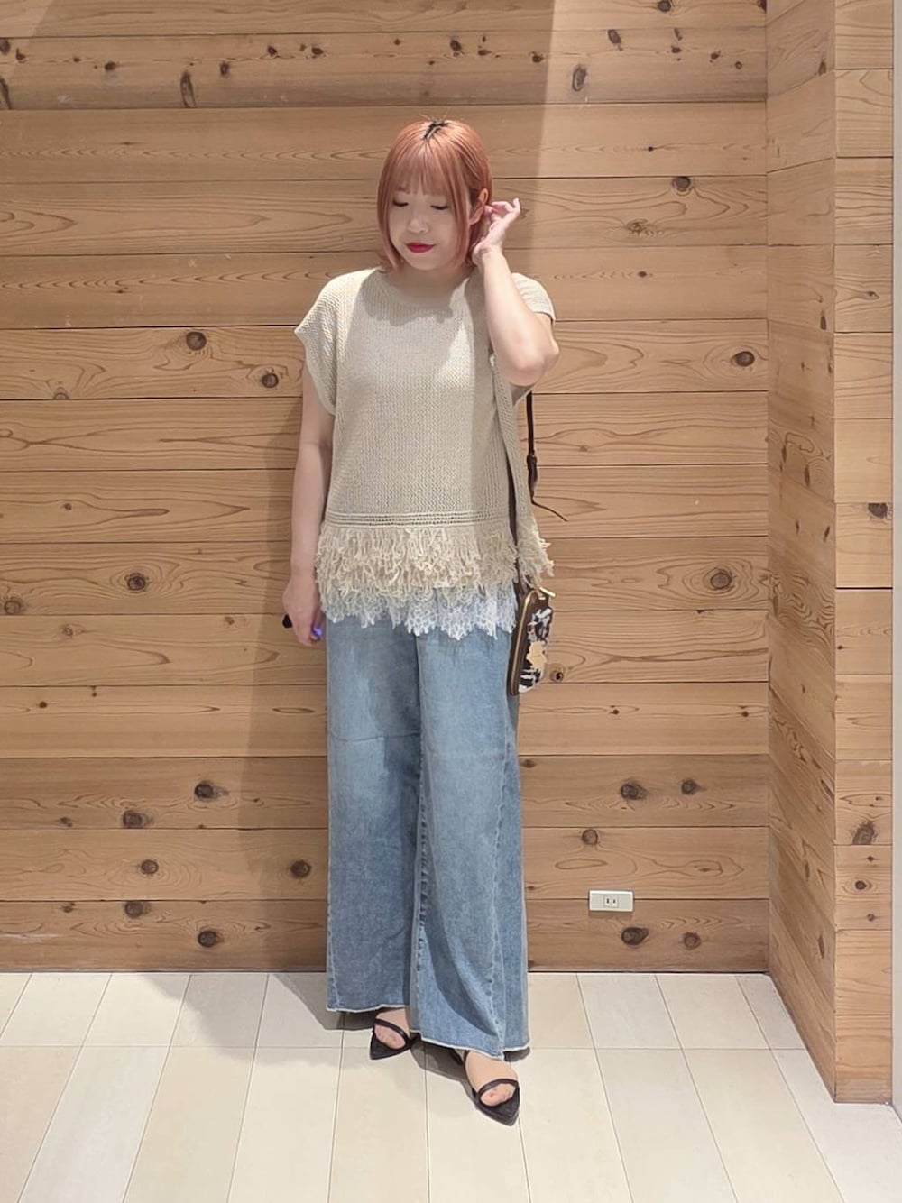その他のショルダーバッグ、ホワイト系のタンクトップ、ブラック系のサンダルを着用したレディースの夏コーディネートの1枚目の写真