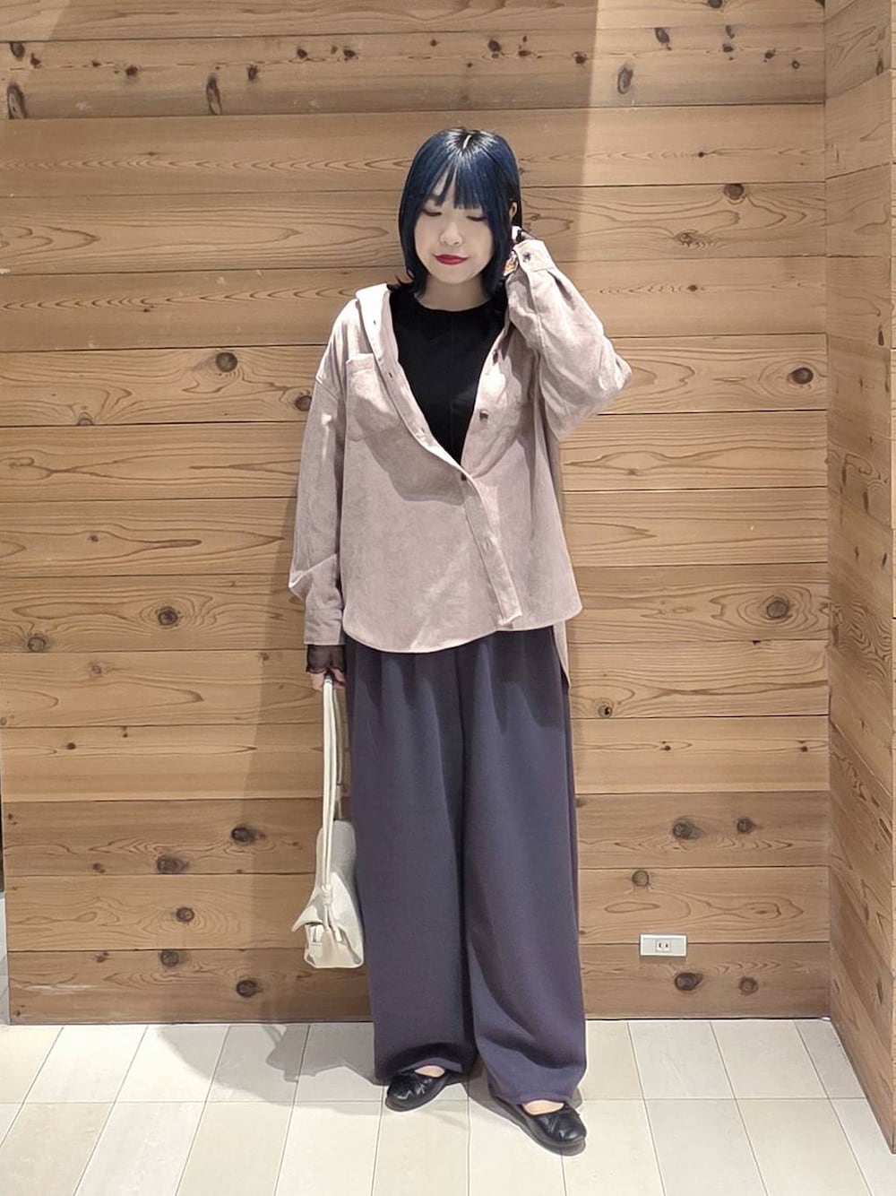 ブラック系のバレエシューズ、ベージュ系のショルダーバッグ、ブラック系のTシャツ/カットソーを着用したレディースの秋コーディネートの1枚目の写真