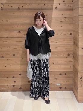 「アイテム（クラッチバッグ、シルバー系）」を使った、テソ子さん（レディース・162cm）の春コーディネート