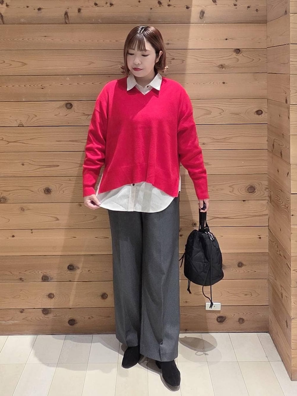 ブラック系のダウンジャケット/コート、その他のシャツ/ブラウス、グレー系のその他パンツを着用したレディースの秋コーディネートの1枚目の写真