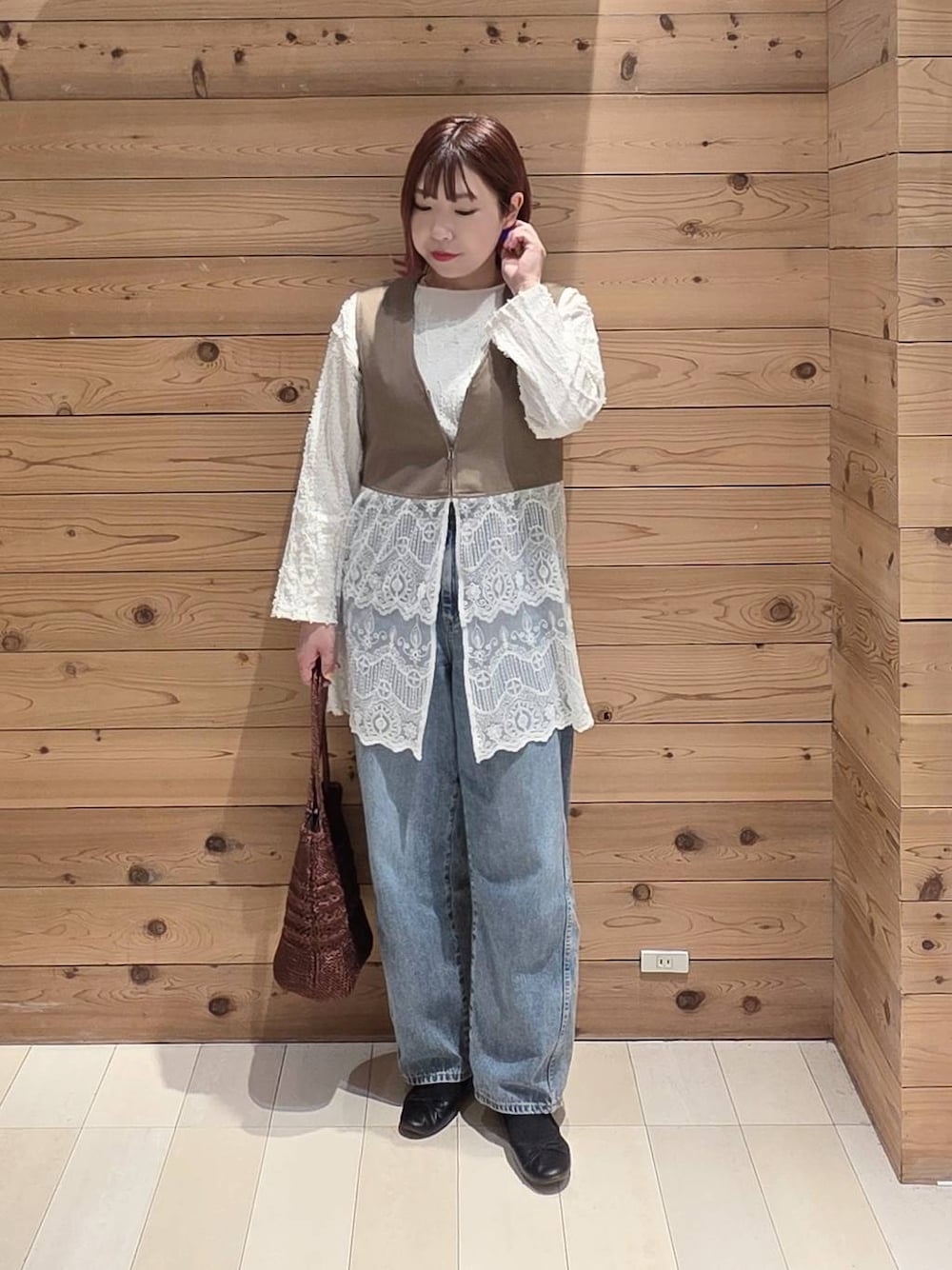 ブラック系のバレエシューズ、ホワイト系のTシャツ/カットソー、ブルー系のデニムパンツを着用したレディースの春コーディネートの1枚目の写真