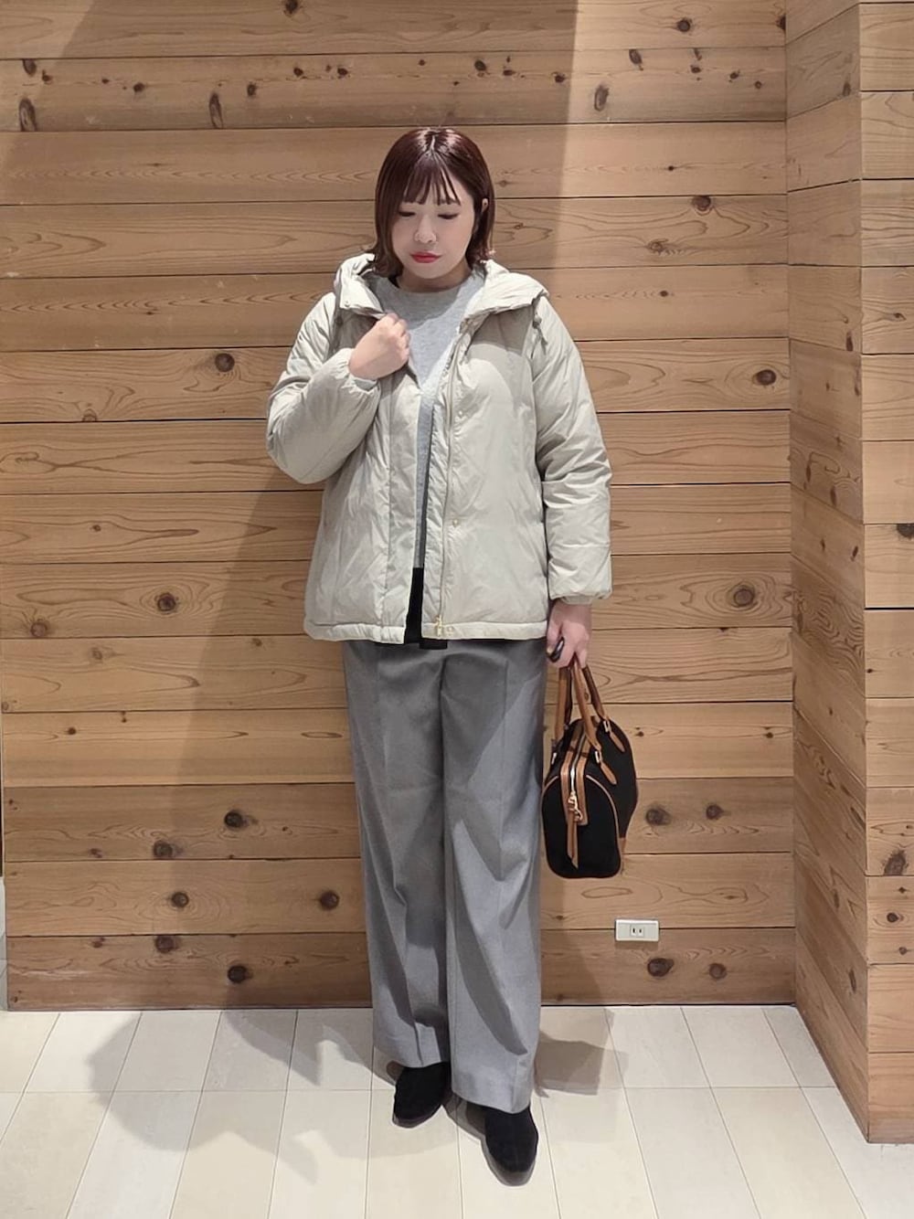 ベージュ系のダウンジャケット/コート、シルバー系のニット/セーター、グレー系のその他パンツを着用したレディースの冬コーディネートの1枚目の写真