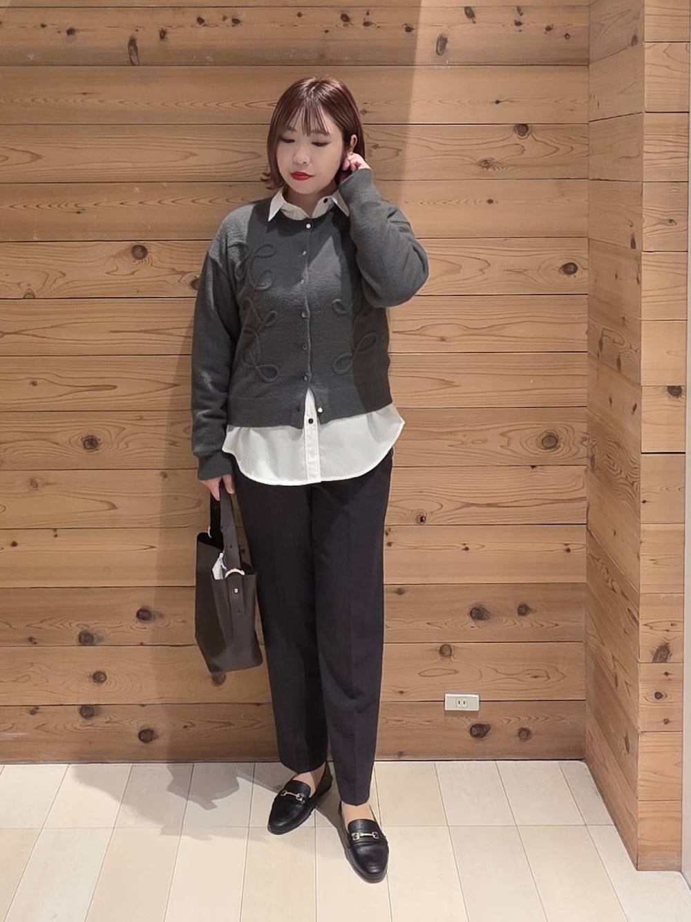 ブラック系のローファー、ブラウン系のショルダーバッグ、ホワイト系のシャツ/ブラウスを着用したレディースの秋コーディネートの1枚目の写真