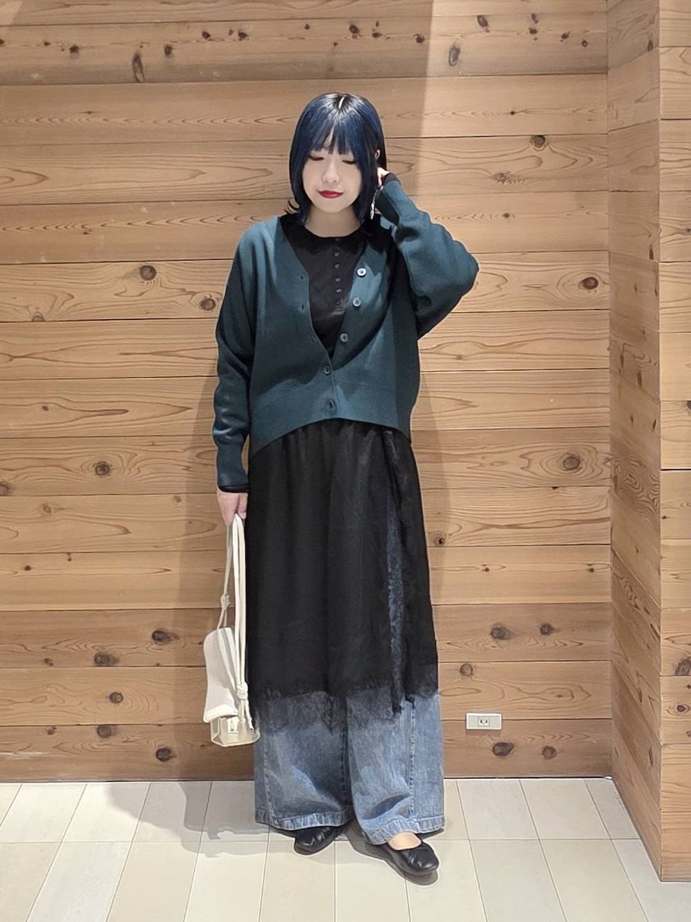 ブラック系のTシャツ/カットソー、ブラック系のバレエシューズ、ベージュ系のショルダーバッグを着用したレディースの秋コーディネートの1枚目の写真