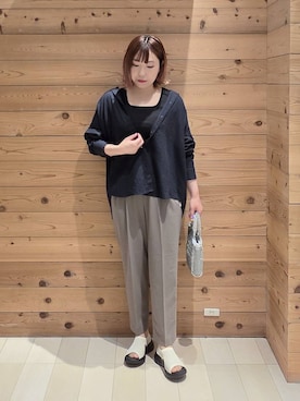 「アイテム（クラッチバッグ、シルバー系）」を使った、テソ子さん（レディース・162cm）の春コーディネート