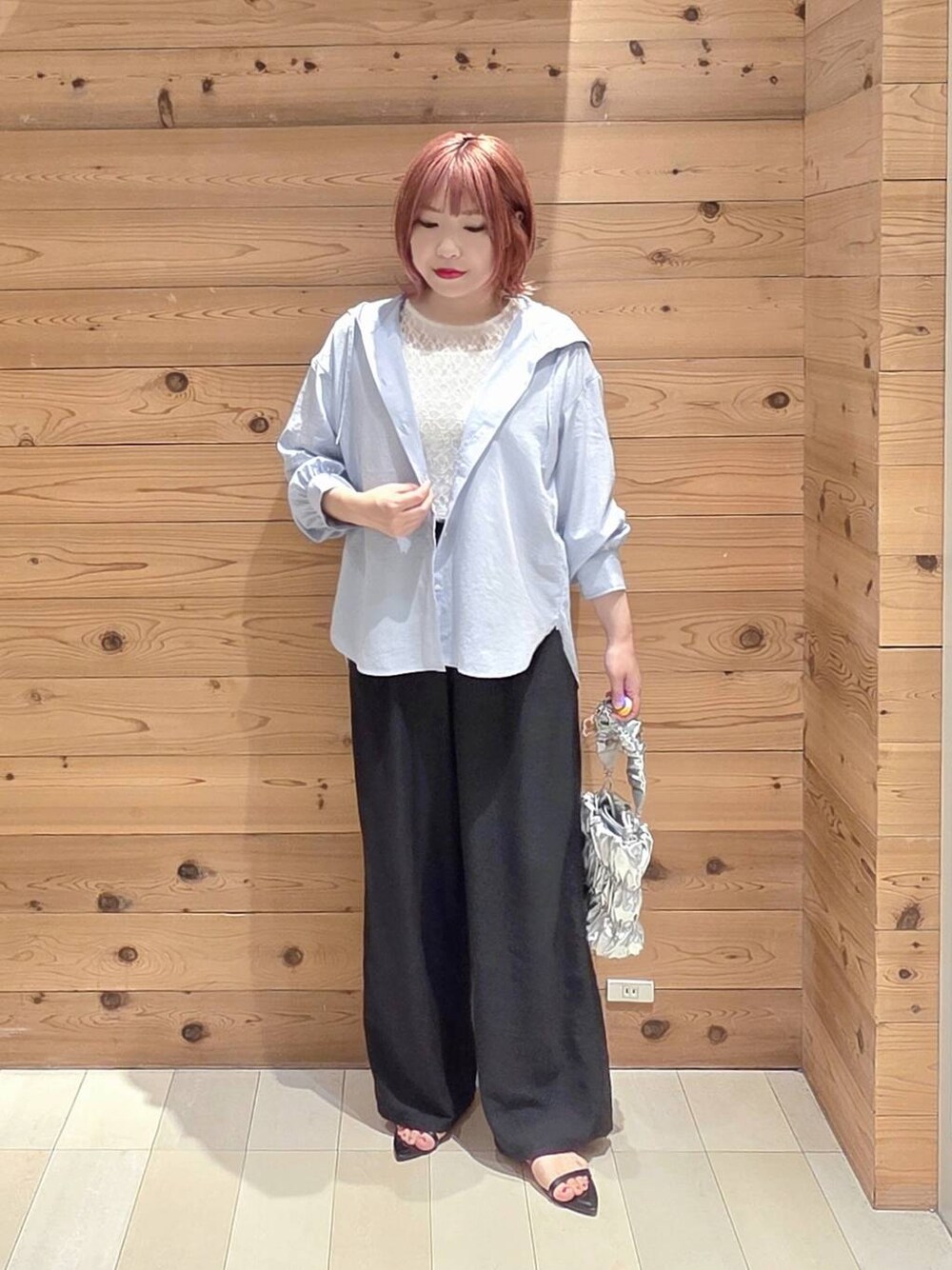 ブラック系のその他パンツ、ホワイト系のタンクトップ、ブルー系のTシャツ/カットソーを着用したレディースの夏コーディネートの1枚目の写真