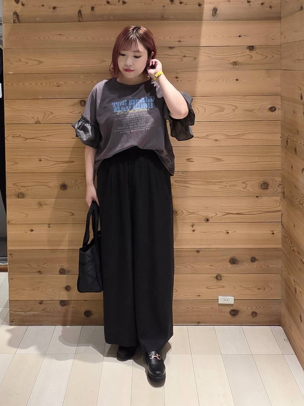 ブラック系のローファー、ブラック系のトートバッグ、ブラック系のTシャツ/カットソーを着用したレディースの夏コーディネートの1枚目の写真