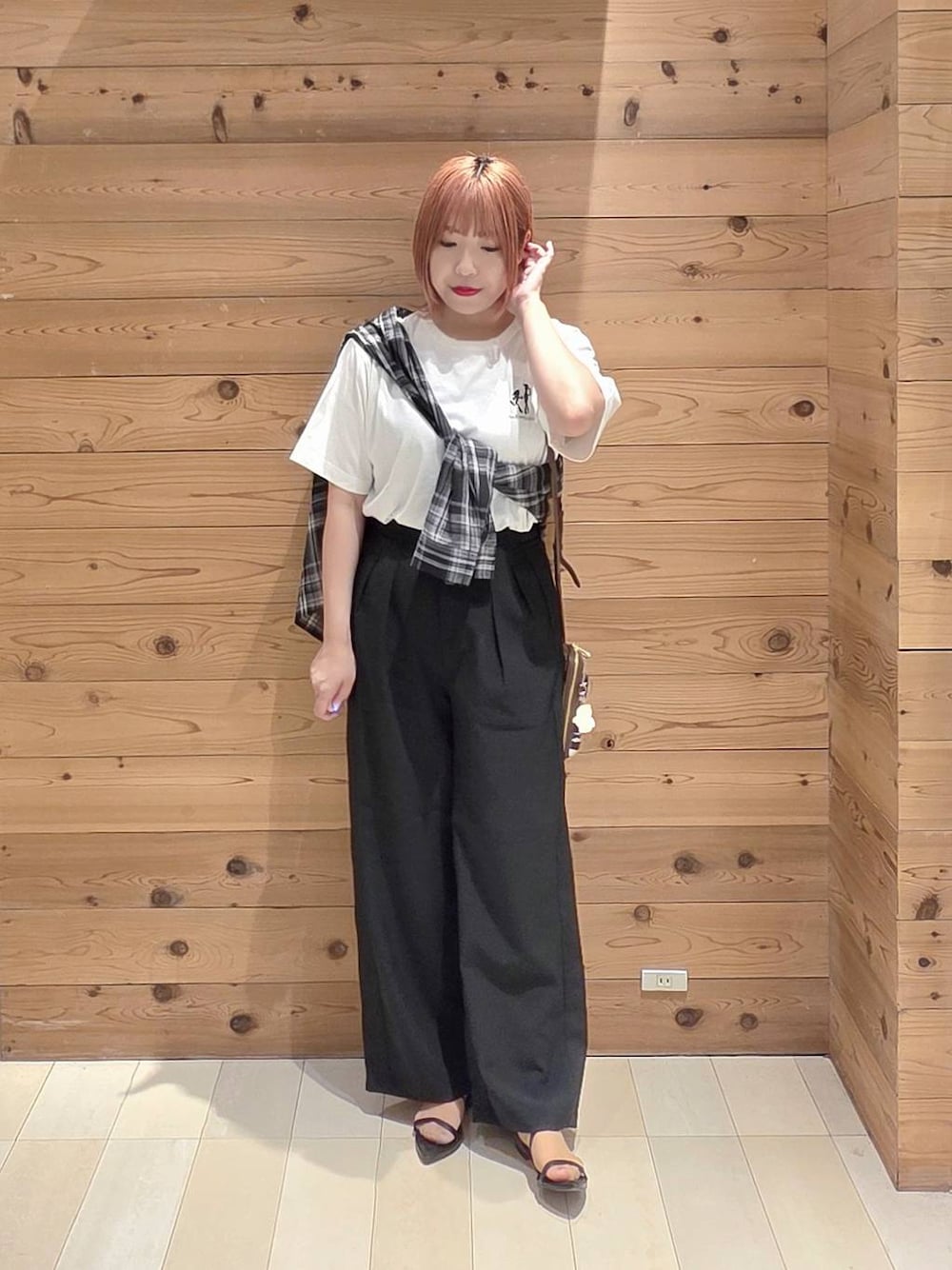 その他のショルダーバッグ、ブラック系のその他パンツ、ブラック系のサンダルを着用したレディースの夏コーディネートの1枚目の写真