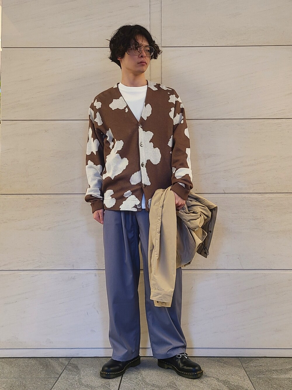 グレー系のその他パンツ、ブラック系のブーツ、ブラウン系のカーディガン/ボレロを着用したメンズの春コーディネートの2枚目の写真