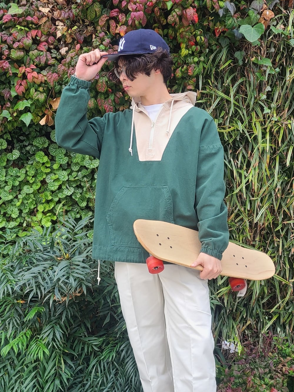 「ジャーマントレーナー、スケータースタイル、チノパン、サニーレーベル、アーバンリサーチ、春コーデ、休日スタイル」｜「URBAN RESEARCH Sonny Labelのツイルストレートパンツ（チノパンツ、ホワイト系）」を使った、たかやさん（メンズ・174cm）の春コーディネートの2枚目の写真