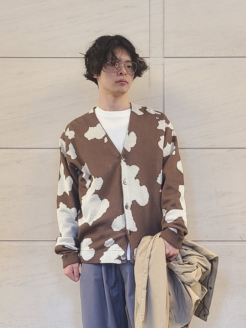 グレー系のその他パンツ、ブラック系のブーツ、ブラウン系のカーディガン/ボレロを着用したメンズの春コーディネートの3枚目の写真