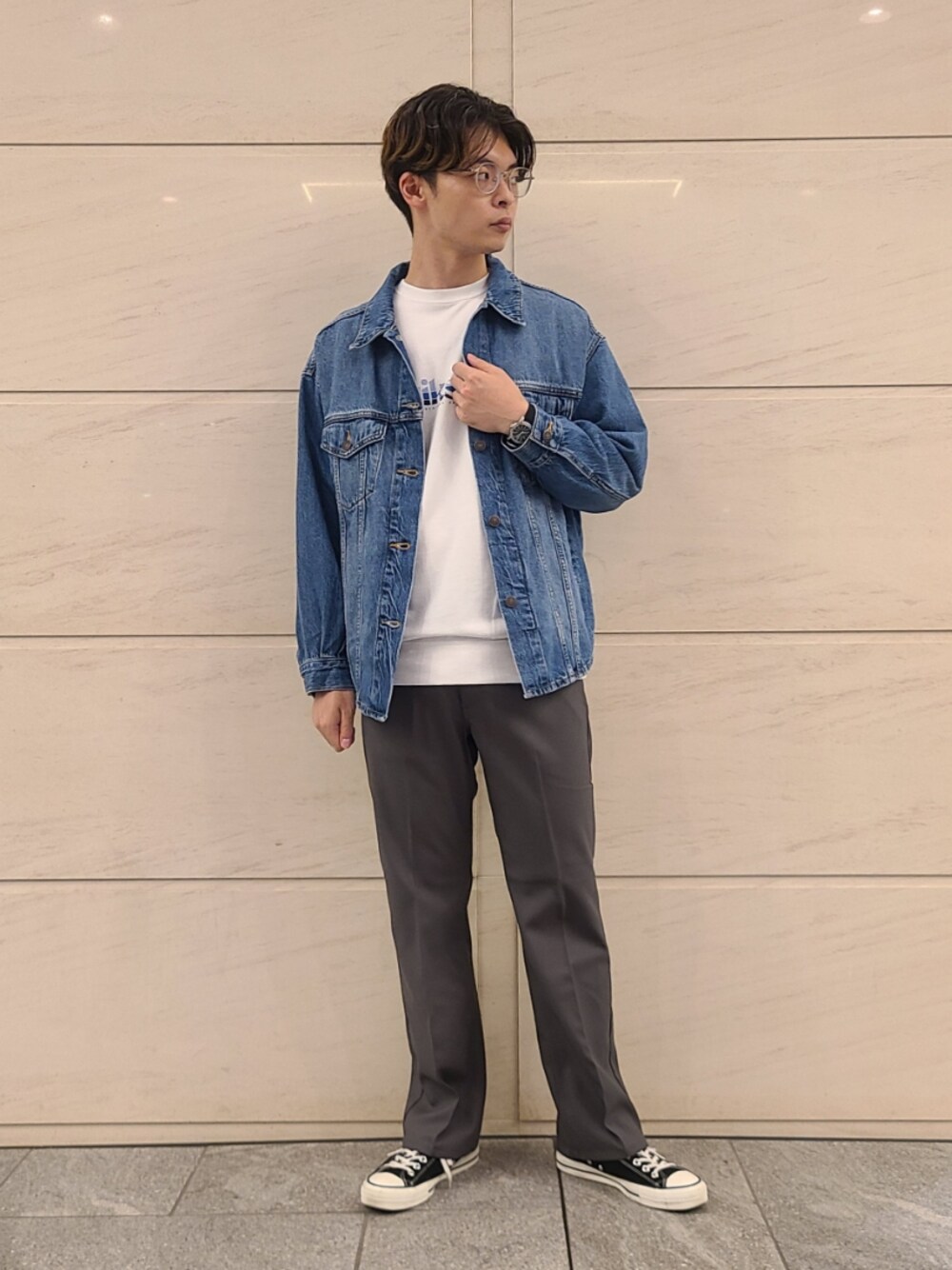 「デニムジャケット、デニム、サニーレーベル、スラックス、休日スタイル、秋服、おしゃれさんと繋がりたい、オーバーサイズ」｜「WranglerのWrangler　WRANCHER DRESS（その他パンツ、グレー系）」を使った、たかやさん（メンズ・174cm）の秋コーディネートの1枚目の写真