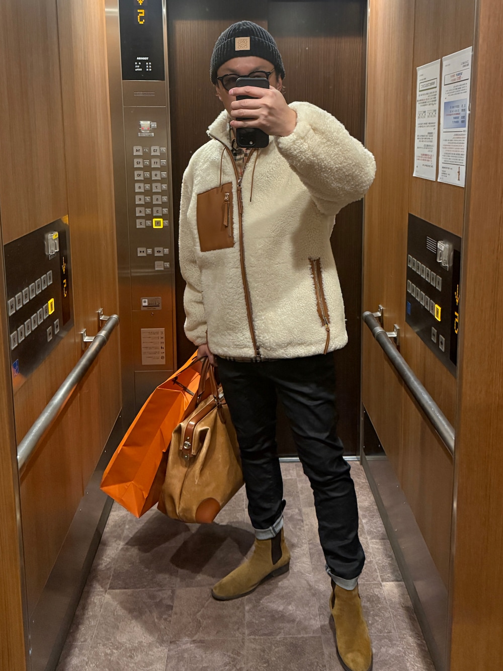 LOEWEのムートンコートを使った人気ファッションコーディネート