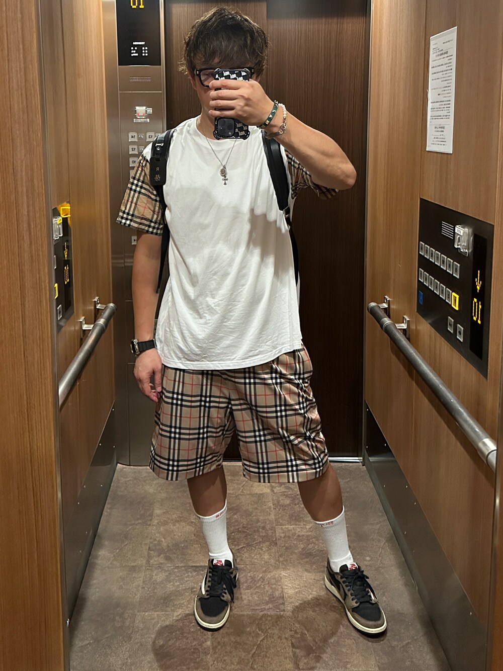 BURBERRYのTシャツ/カットソーを使った人気ファッションコーディネート 