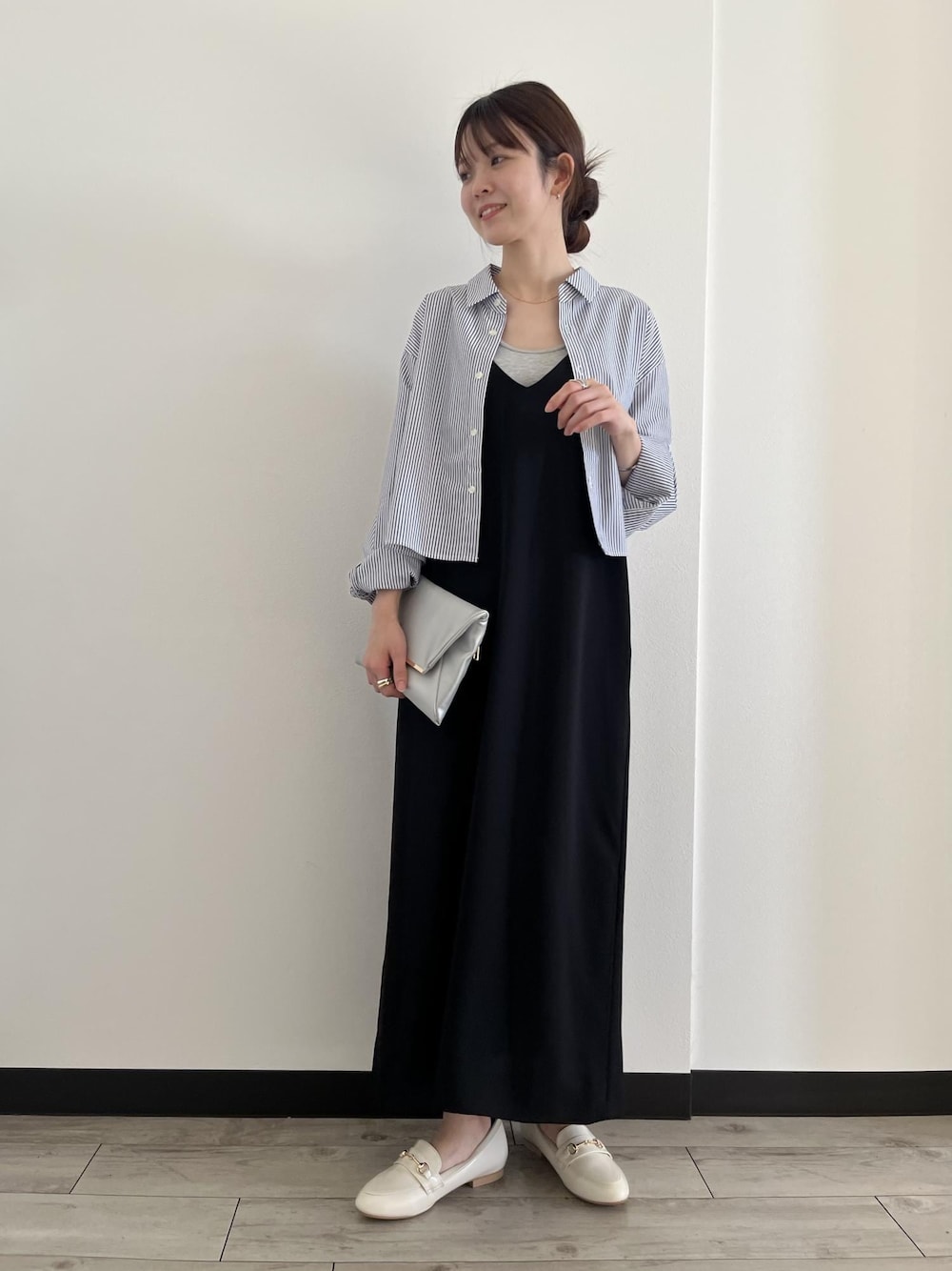 「キャミワンピース、クロップドシャツ、レイヤード、ローファー、HARUTA、ストライプ、ブラック、ブルー、フラットシューズ、カジュアル、大人可愛い、大人カジュアル、ROPEPICNIC、ROPE PICNIC、ロペピクニック」｜「HARUTAのROPE' PICNIC PASSAGE byHARUTA/リンクルエナメルビット付フラットローファー（ローファー、ホワイト系）」を使った、タカナミさん（レディース・159cm）の夏コーディネートの1枚目の写真