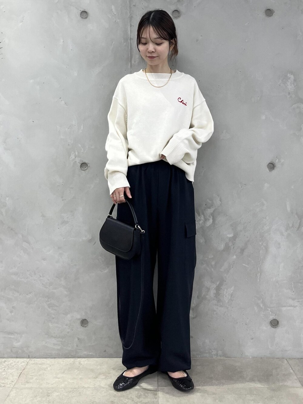 「ニット、カーゴパンツ、バレエシューズ、スパンコール、ワンハンドル、初冬コーデ、冬コーデ、デートコーデ、お出かけコーデ、旅行コーデ、クリスマスコーデ、モノトーンコーデ、カジュアルコーデ、ヘルシーコーデ、フェミニンコーデ」｜「ROPE' PICNICの【WEB限定】ミドルゲージロゴ刺繍ニットプルオーバー/帯電防止・洗濯機OK（ニット/セーター、ホワイト系）」を使った、タカナミさん（レディース・160cm）の冬コーディネートの1枚目の写真