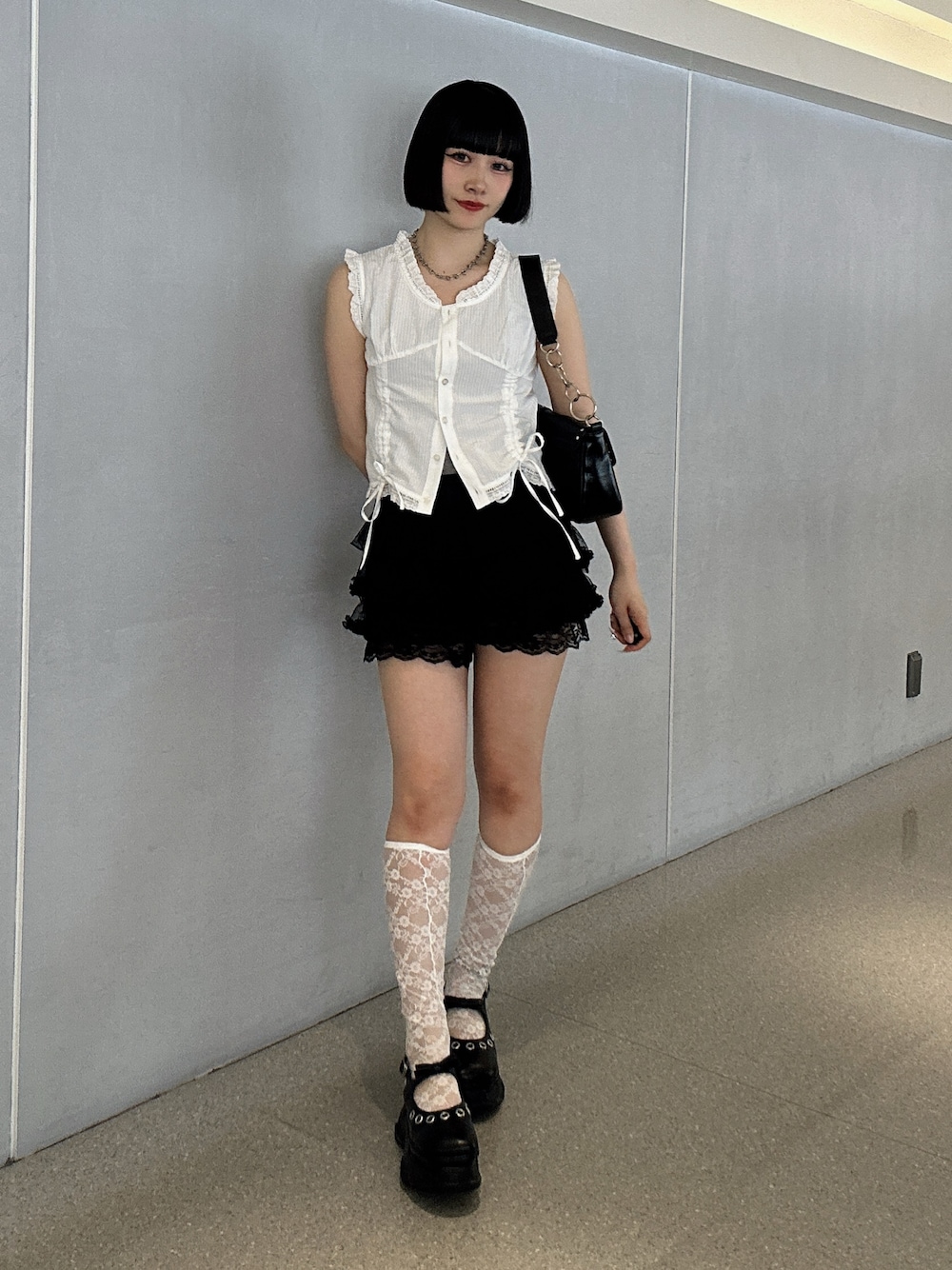 ホワイト系のシャツ/ブラウス、レッド系のその他パンツ、ブラック系のパンプスを着用したレディースの夏コーディネートの1枚目の写真