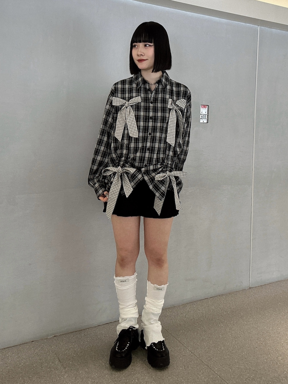 ブラック系のシャツ/ブラウス、ブラック系のその他パンツ、ブラック系のローファーを着用したレディースの春コーディネートの1枚目の写真