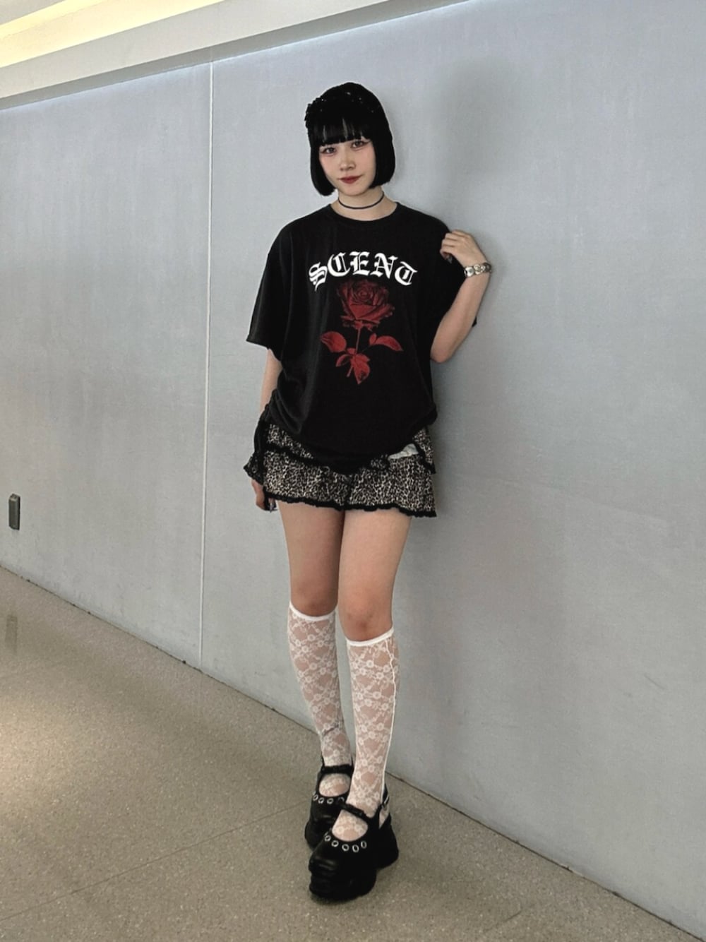 ブラウン系のスカート、ブラック系のパンプス、ブラック系のTシャツ/カットソーを着用したレディースの夏コーディネートの1枚目の写真