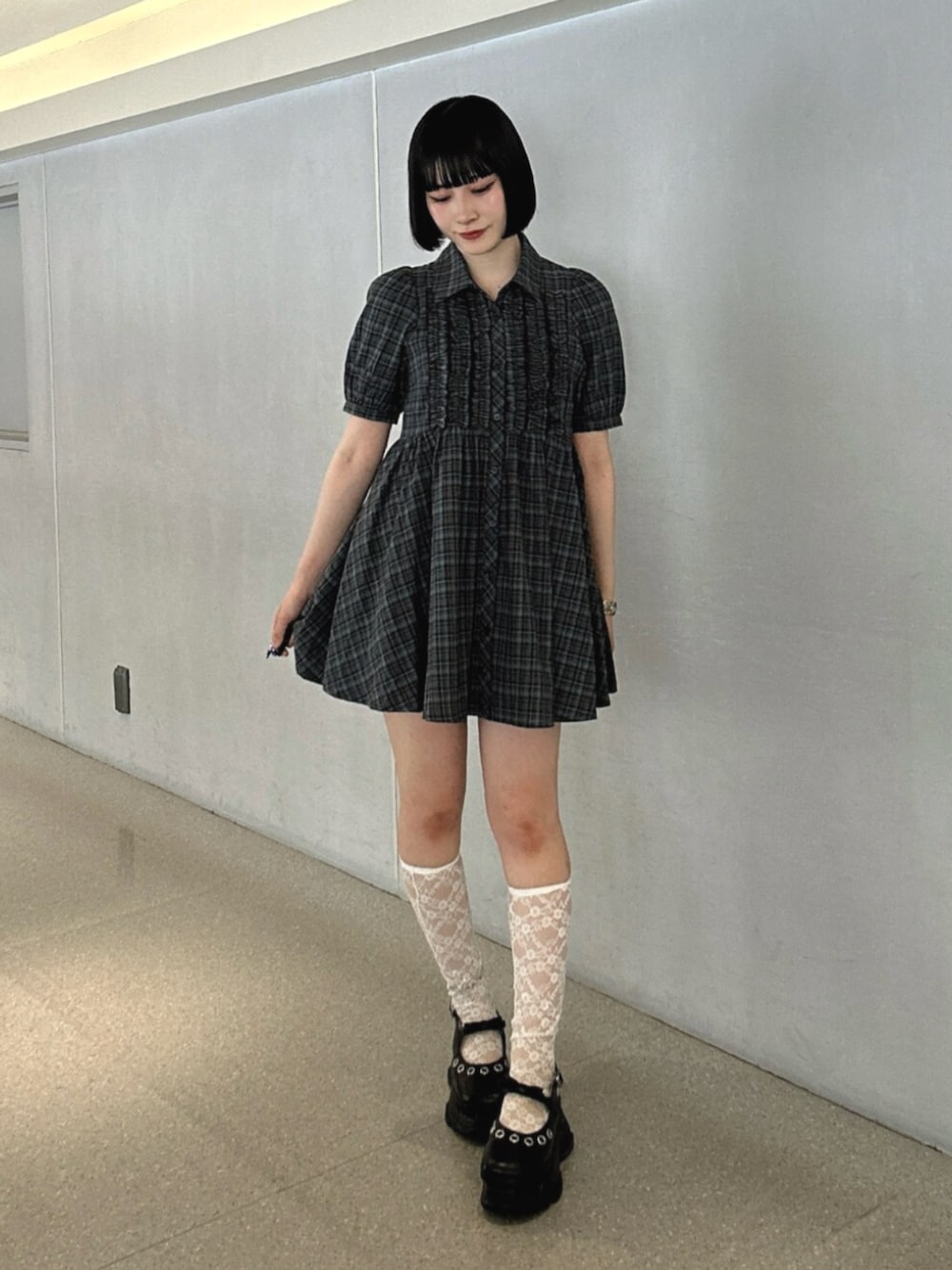ブラック系のパンプス、ブルー系のワンピースを着用したレディースの夏コーディネートの1枚目の写真
