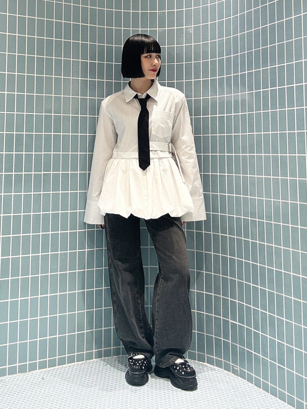ホワイト系のシャツ/ブラウス、ブラック系のデニムパンツ、ブラック系のサンダルを着用したレディースの秋コーディネートの1枚目の写真