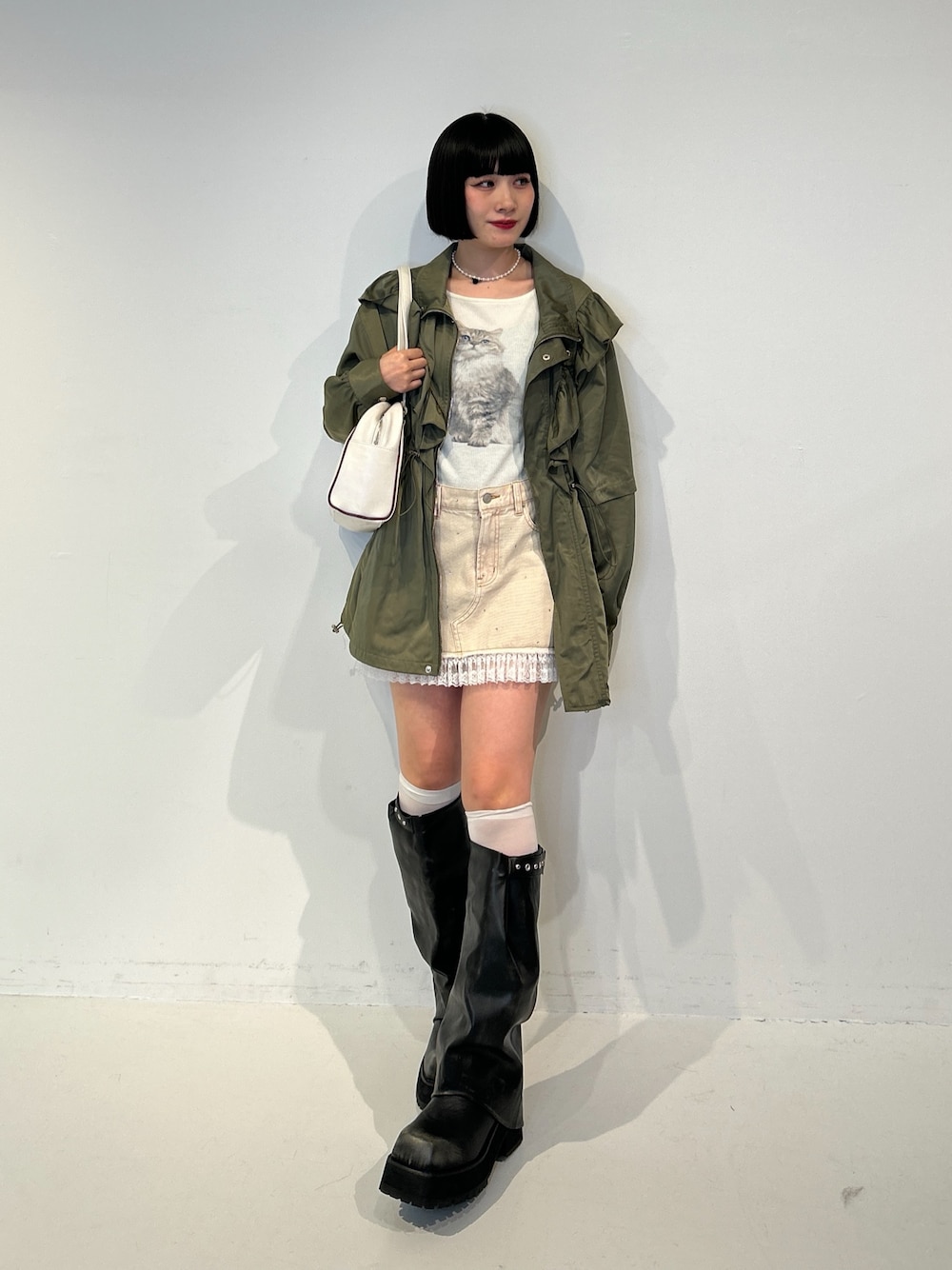 ベージュ系のブルゾン、ホワイト系のTシャツ/カットソー、ベージュ系のデニムスカートを着用したレディースの秋コーディネートの1枚目の写真