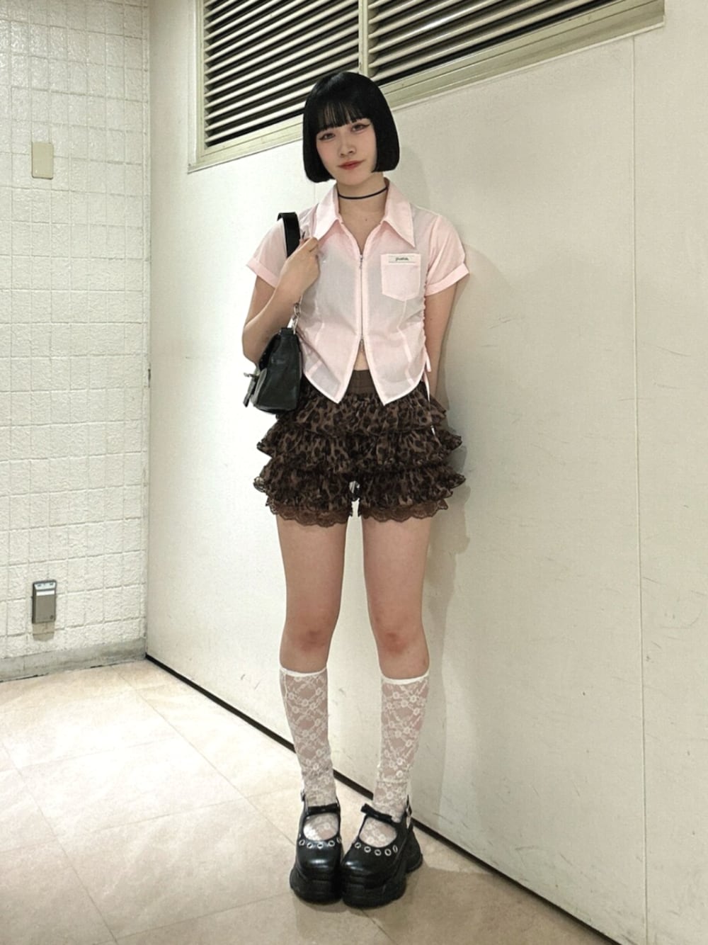 ブラック系のパンプス、ブラウン系のその他パンツ、ピンク系のシャツ/ブラウスを着用したレディースの夏コーディネートの1枚目の写真