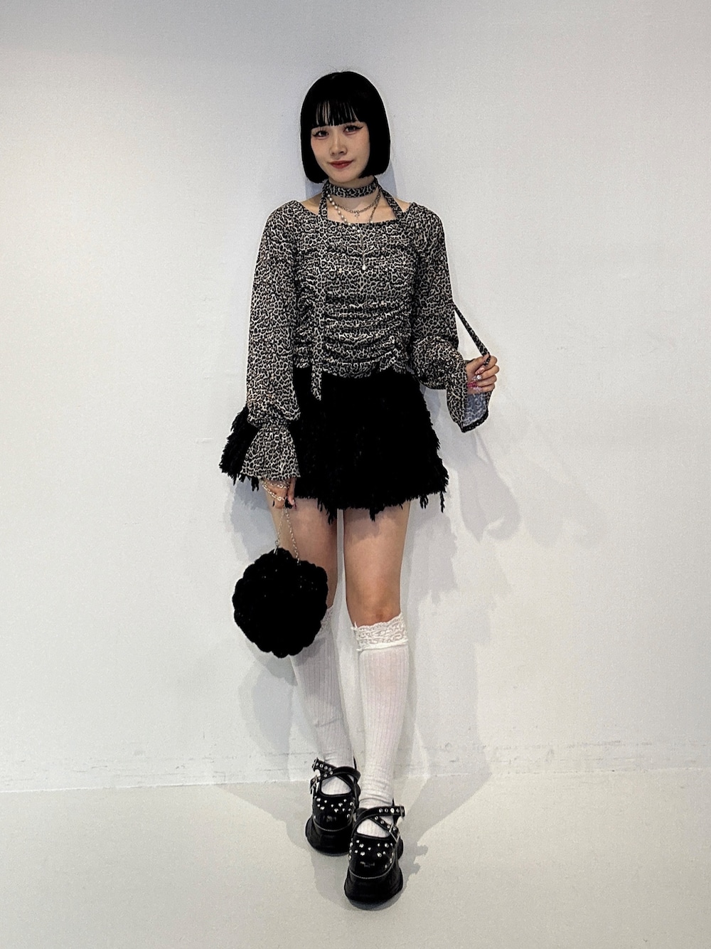 ブラウン系のTシャツ/カットソー、ブラック系のスカート、ブラック系のサンダルを着用したレディースの夏コーディネートの1枚目の写真