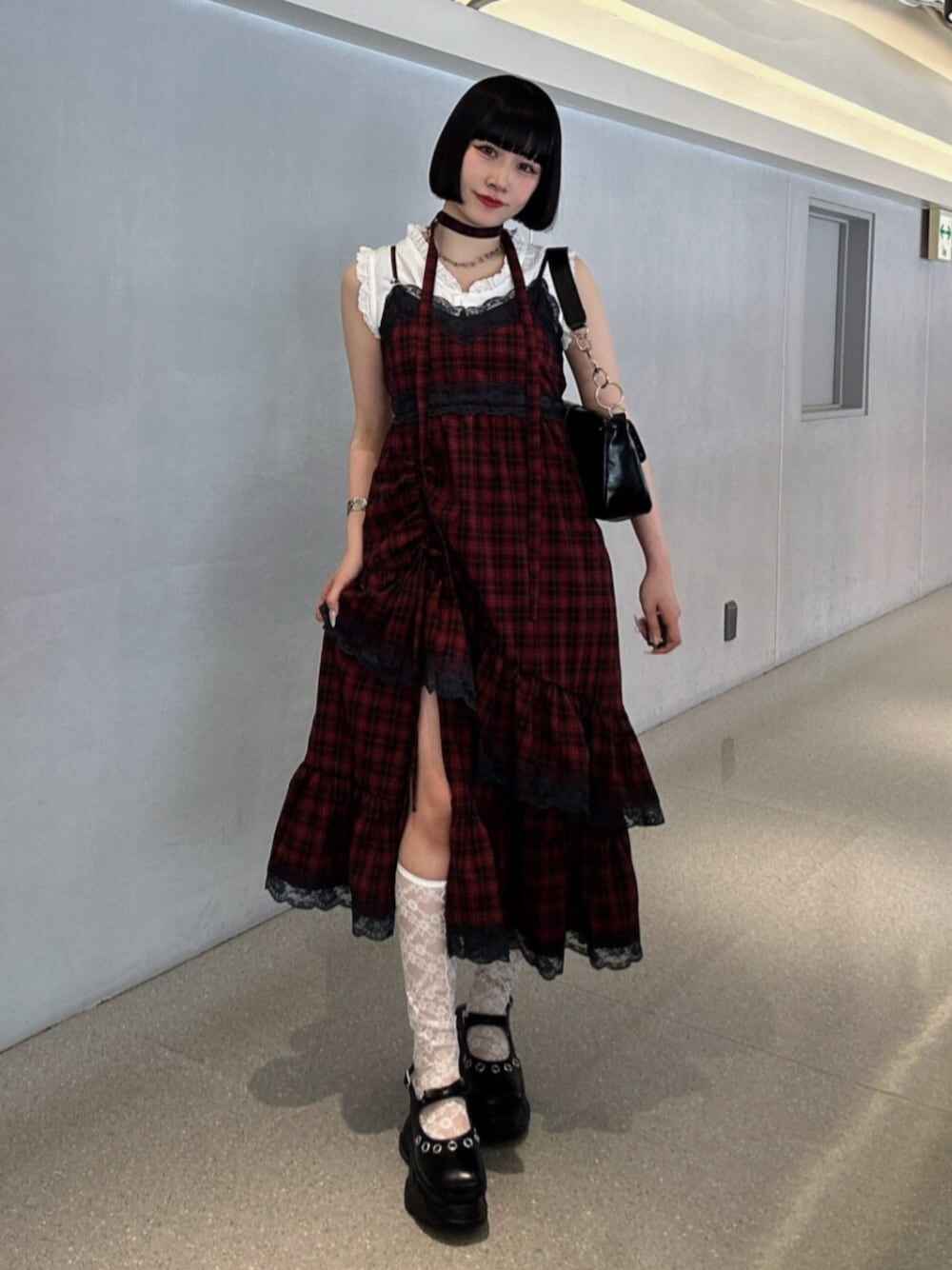 レッド系のワンピース、ホワイト系のシャツ/ブラウス、ブラック系のパンプスを着用したレディースの夏コーディネートの1枚目の写真