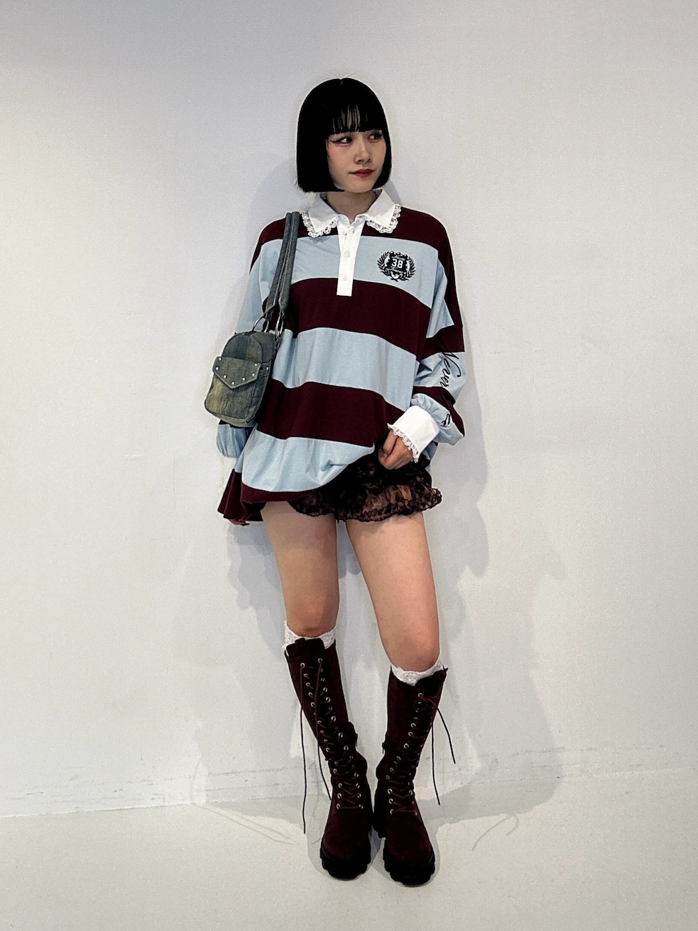 レッド系のTシャツ/カットソー、ブラック系のブーツ、ブラウン系のその他パンツを着用したレディースの夏コーディネートの1枚目の写真
