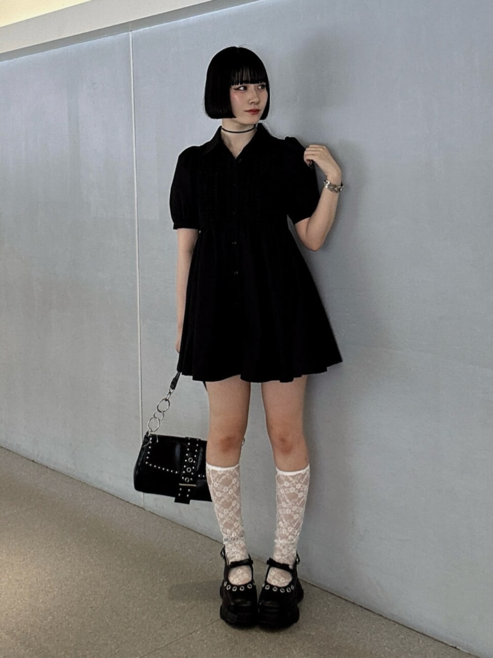 ブラック系のパンプス、ブラック系のワンピース、ブラック系のハンドバッグを着用したレディースの夏コーディネートの1枚目の写真