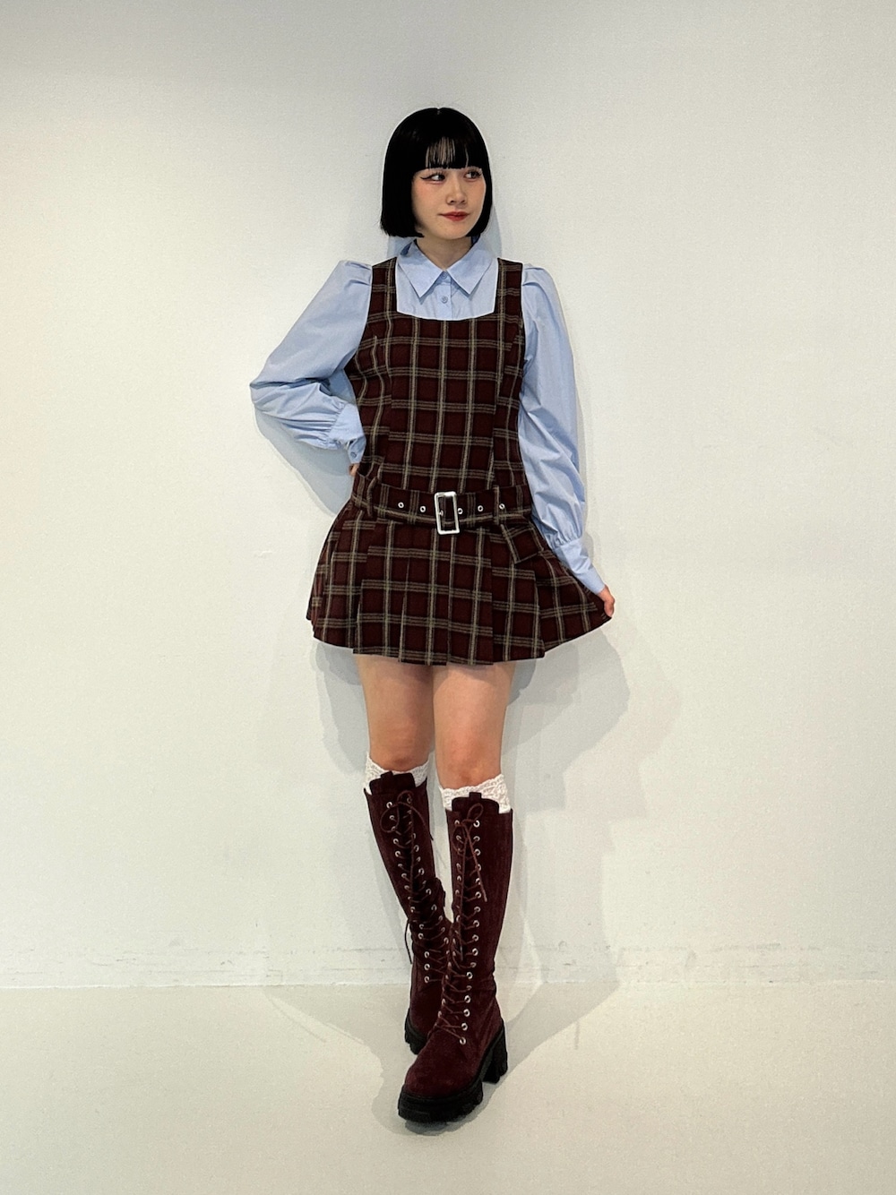 レッド系のワンピース、レッド系のブーツを着用したレディースの夏コーディネートの1枚目の写真