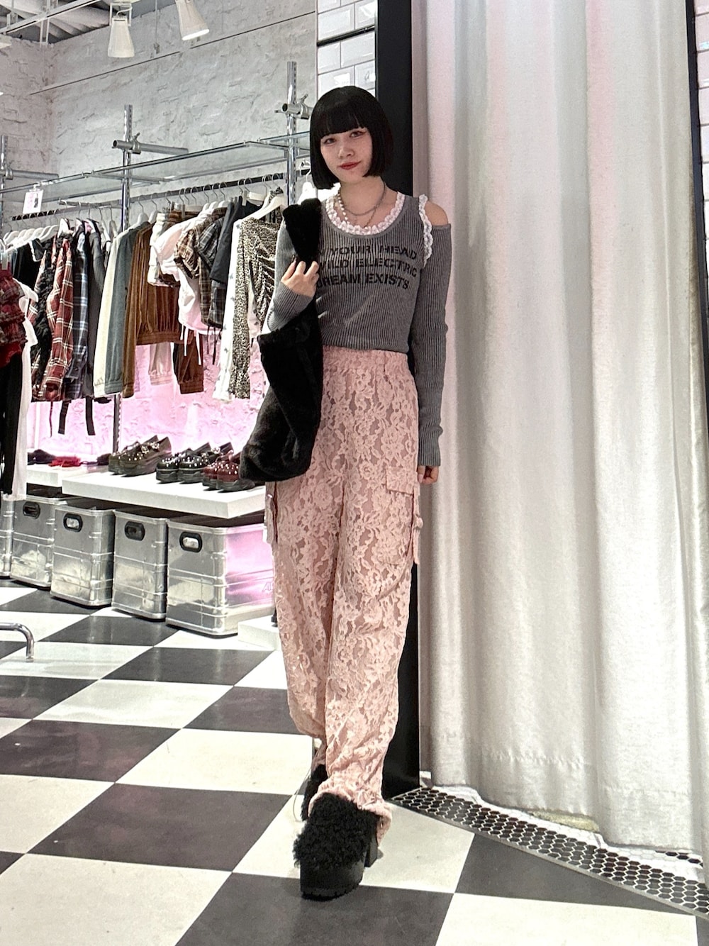 グレー系のニット/セーター、ピンク系のその他パンツ、ブラック系のサンダルを着用したレディースの秋コーディネートの1枚目の写真