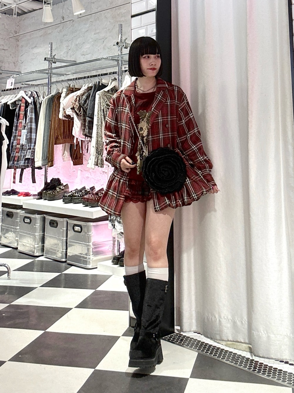 レッド系のワンピース、レッド系のニット/セーター、レッド系のその他パンツを着用したレディースの秋コーディネートの1枚目の写真