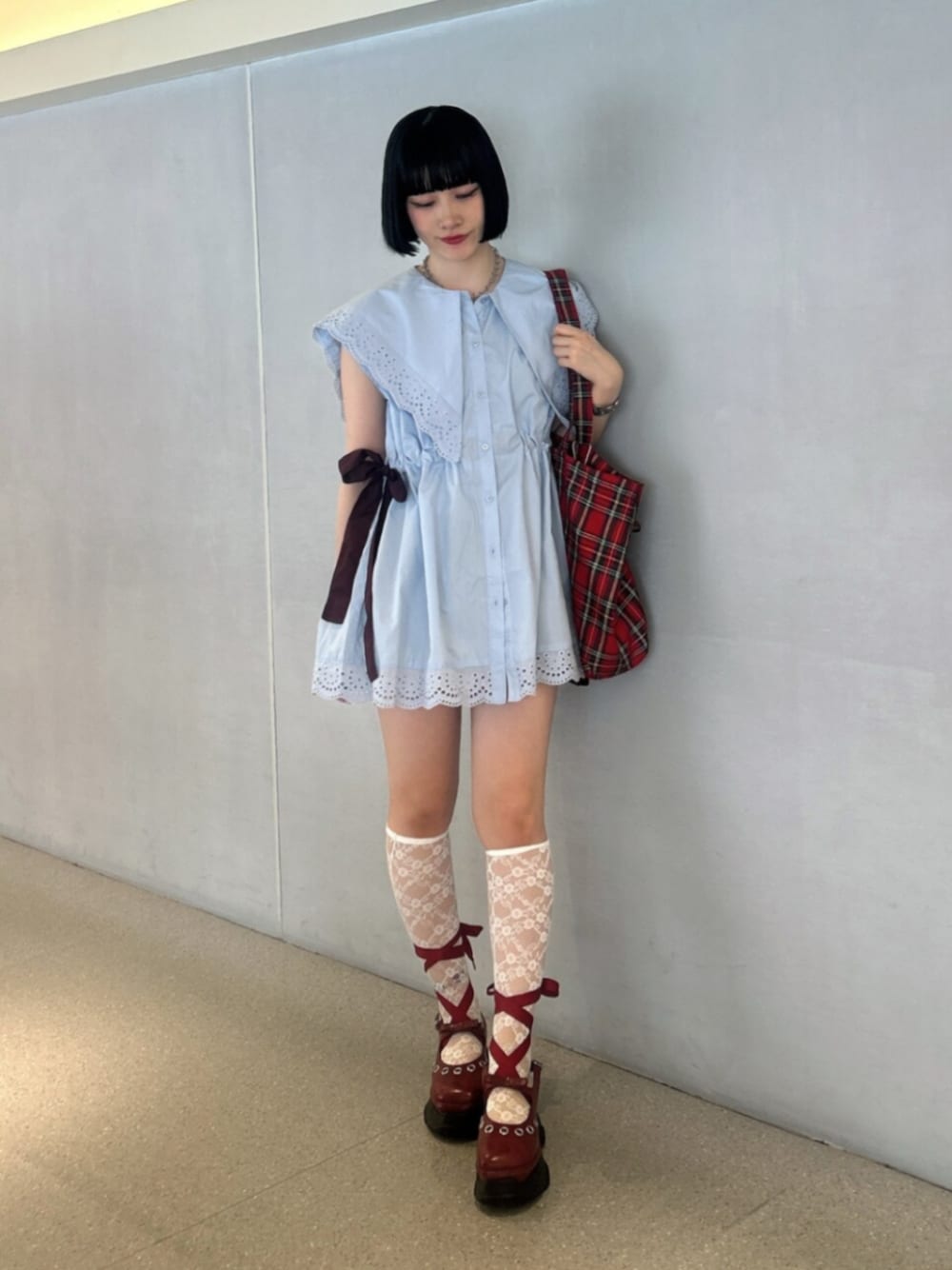 ブルー系のシャツ/ブラウス、レッド系のトートバッグ、レッド系のパンプスを着用したレディースの夏コーディネートの1枚目の写真