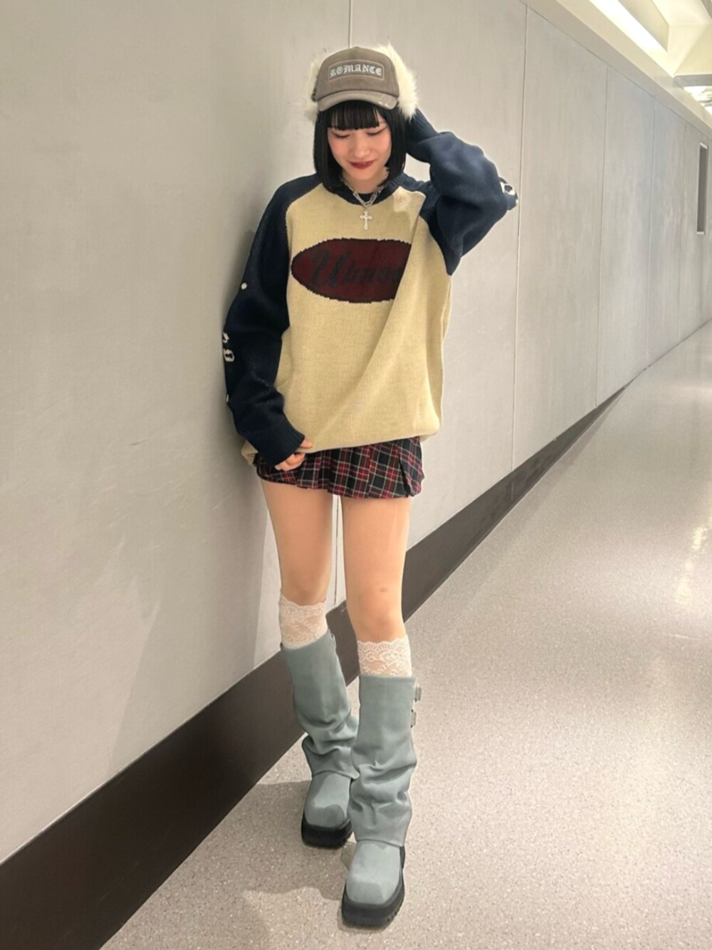 ホワイト系のニット/セーター、ブルー系のスカート、ブルー系のブーツを着用したレディースの秋コーディネートの1枚目の写真