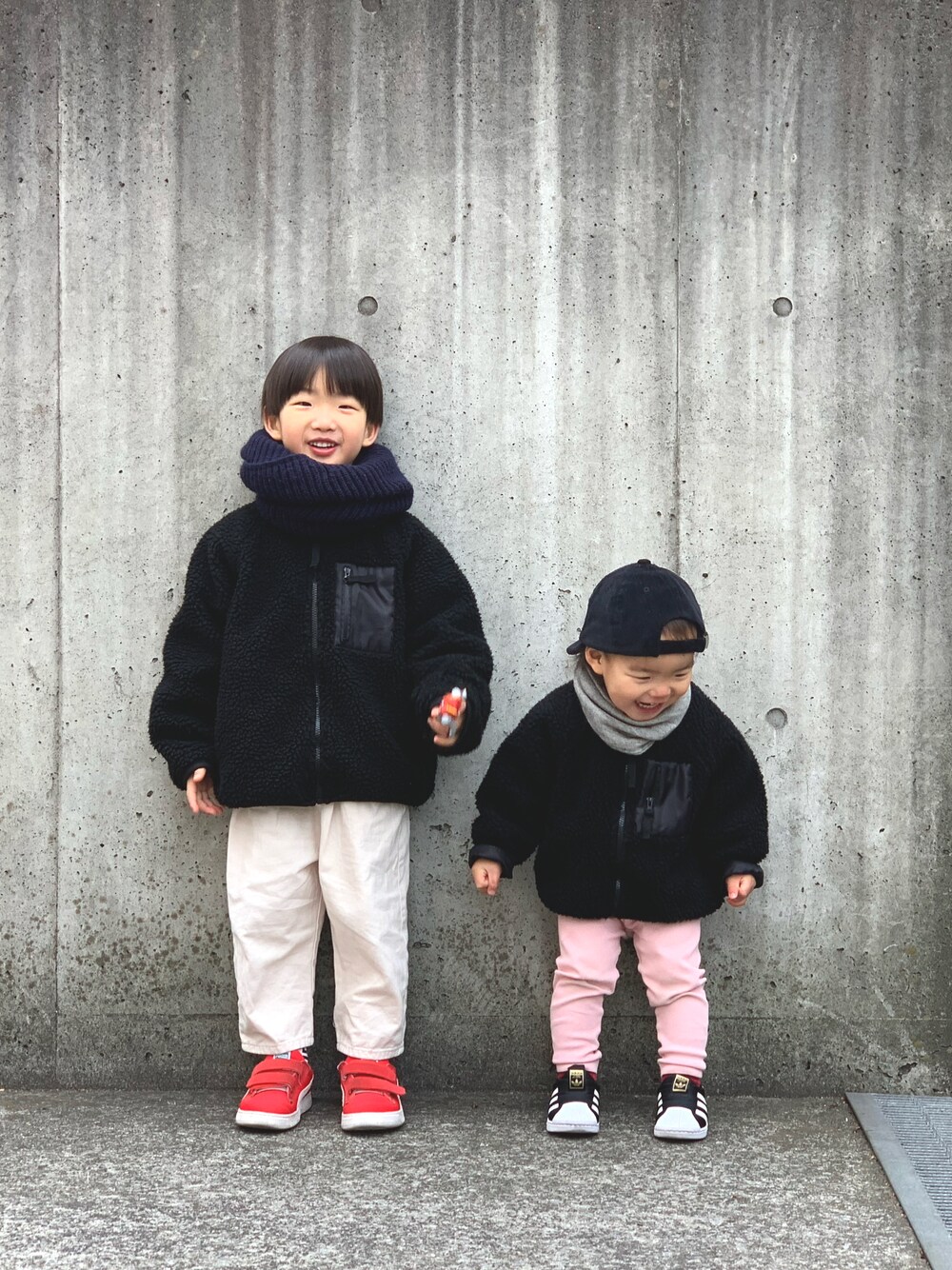 「モコモコアウター、キッズファッション、リンクコーデ、兄弟コーディネート、冬コーデ、むすこーで、男の子、おしゃれさんと繋がりたい」｜「MARKEY'Sのアイテム（ジャケット/アウター、ブラック系）」を使った、はこはこさん（キッズ・100cm）の冬コーディネートの1枚目の写真