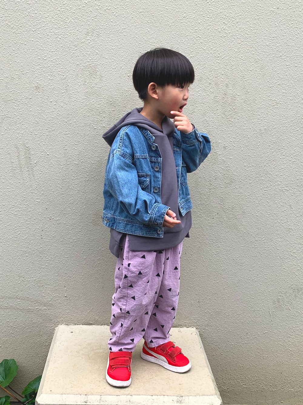 「はるコーデ、キッズファッション、おとこのこ、カジュアル、むすこーで、春コーデ、GU、ローリーズファーム(LOWRYS FARM)、PUMA」｜「GUのアイテム（デニムジャケット、ブルー系）」を使った、はこはこさん（キッズ・110cm）の春コーディネートの1枚目の写真