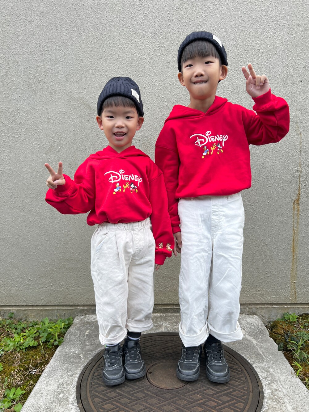 「日常に魔法を、秋コーデ、プチプラ、キッズコーデ、男の子、ニット帽、キッズファッション、リンクコーデ、兄弟コーディネート、devirock、ディズニーコーデ、disney」｜「西松屋のアイテム（ニットキャップ/ビーニー、ブルー系）」を使った、はこはこさん（キッズ・120cm）の秋コーディネートの1枚目の写真