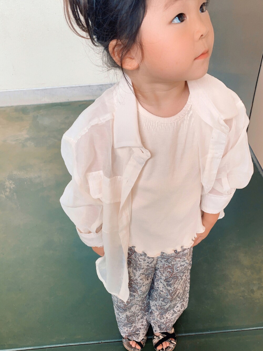 「夏コーデ、ｼｰｽﾙｰｼｬﾂ、4歳児」｜「petit mainのペイズリー柄イージーパンツ（その他パンツ、ベージュ系）」を使った、ⓐⓘさん（キッズ・90cm）の夏コーディネートの1枚目の写真