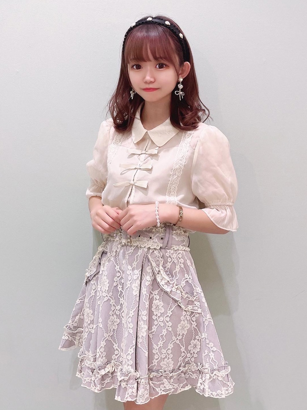 ベージュ系のシャツ/ブラウス、グレー系のスカート、ブラック系のカチューシャを着用したレディースの夏コーディネートの1枚目の写真