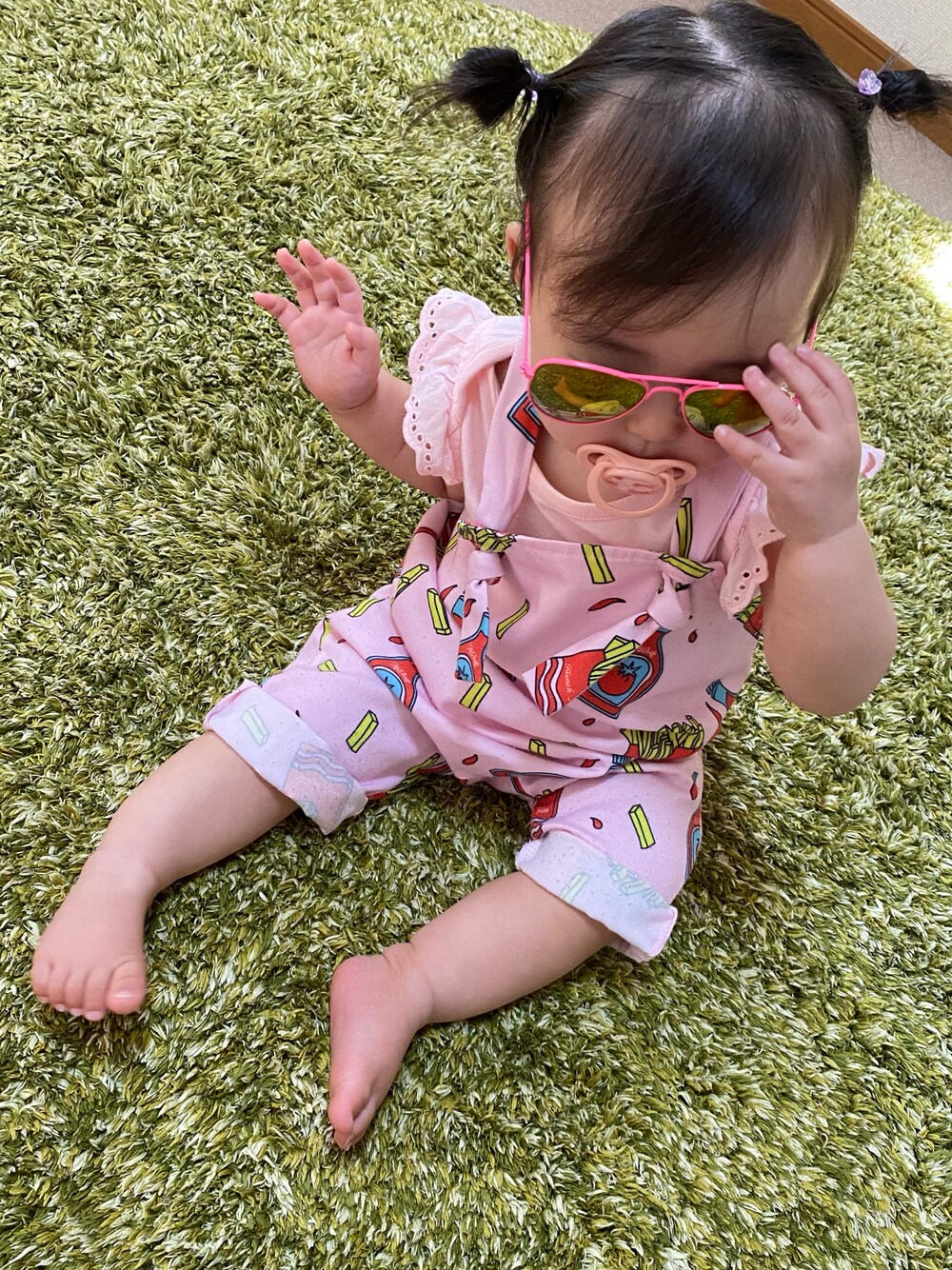 「サロペット、総柄、プチプラコーデ、韓国子供服、ポテト、ケチャップ、海外子供服、可愛い、ピンクコーデ、休日スタイル、GAPbaby、11ヶ月、おんなのこ、おんなのこコーデ、おしゃれさんと繋がりたい」｜「patpatのアイテム（オールインワン・サロペット、ピンク系）」を使った、®️さん（キッズ・70cm）の秋コーディネートの1枚目の写真