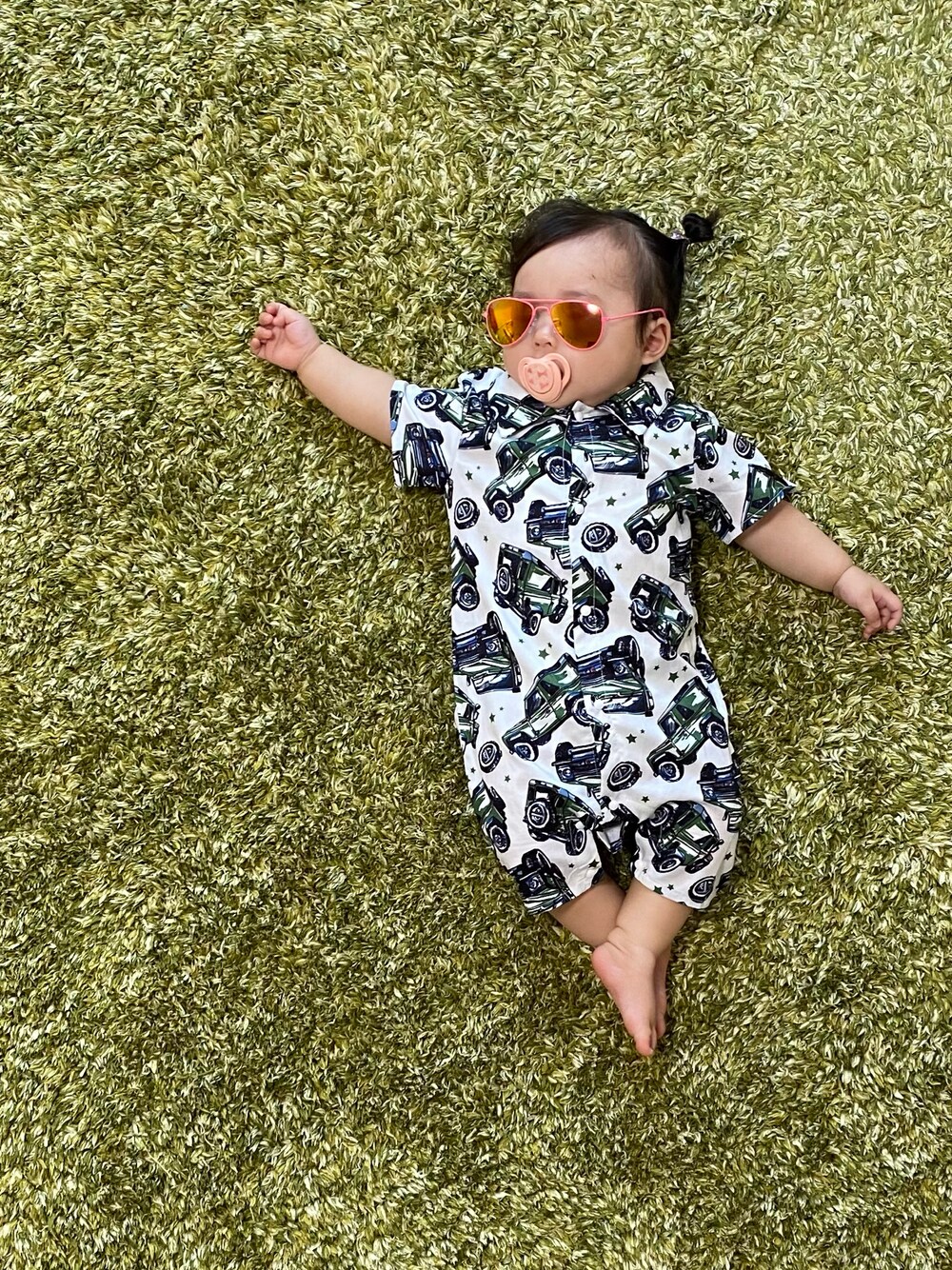 グリーン系のロンパースを着用したキッズの秋コーディネートの1枚目の写真