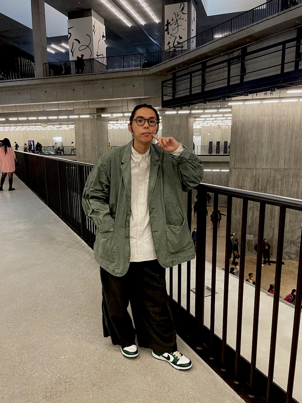 ホワイト系のシャツ/ブラウス、グリーン系のジャケット/アウター、ブラック系のその他パンツを着用したメンズの冬コーディネートの1枚目の写真