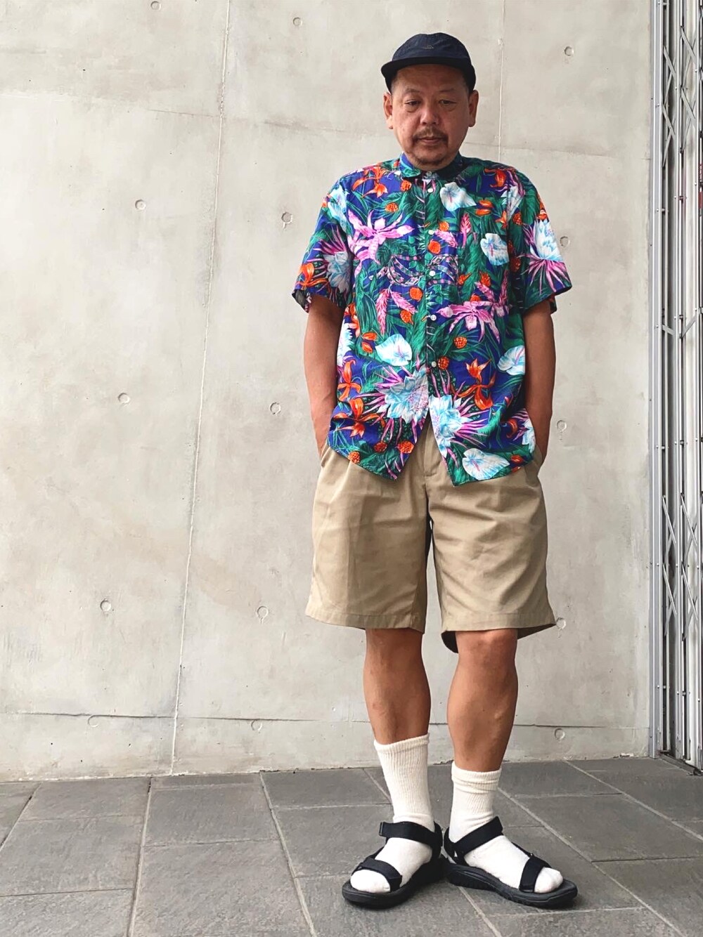 「大人コーデ、カジュアルコーデ、今日のコーデ、サンダル、ノースフェイス、キャップ、ハーフパンツ、柄シャツ、休日スタイル、大人カジュアル」｜「Tevaのアイテム（サンダル、ブラック系）」を使った、ザッキローニさん（メンズ・172cm）の秋コーディネートの1枚目の写真