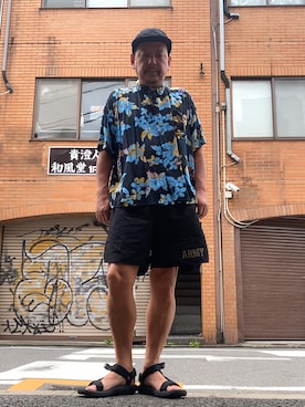 「Teva（テバ）のアイテム（サンダル、ブラック系）」を使った、ザッキローニさん（メンズ・172cm）の冬コーディネート