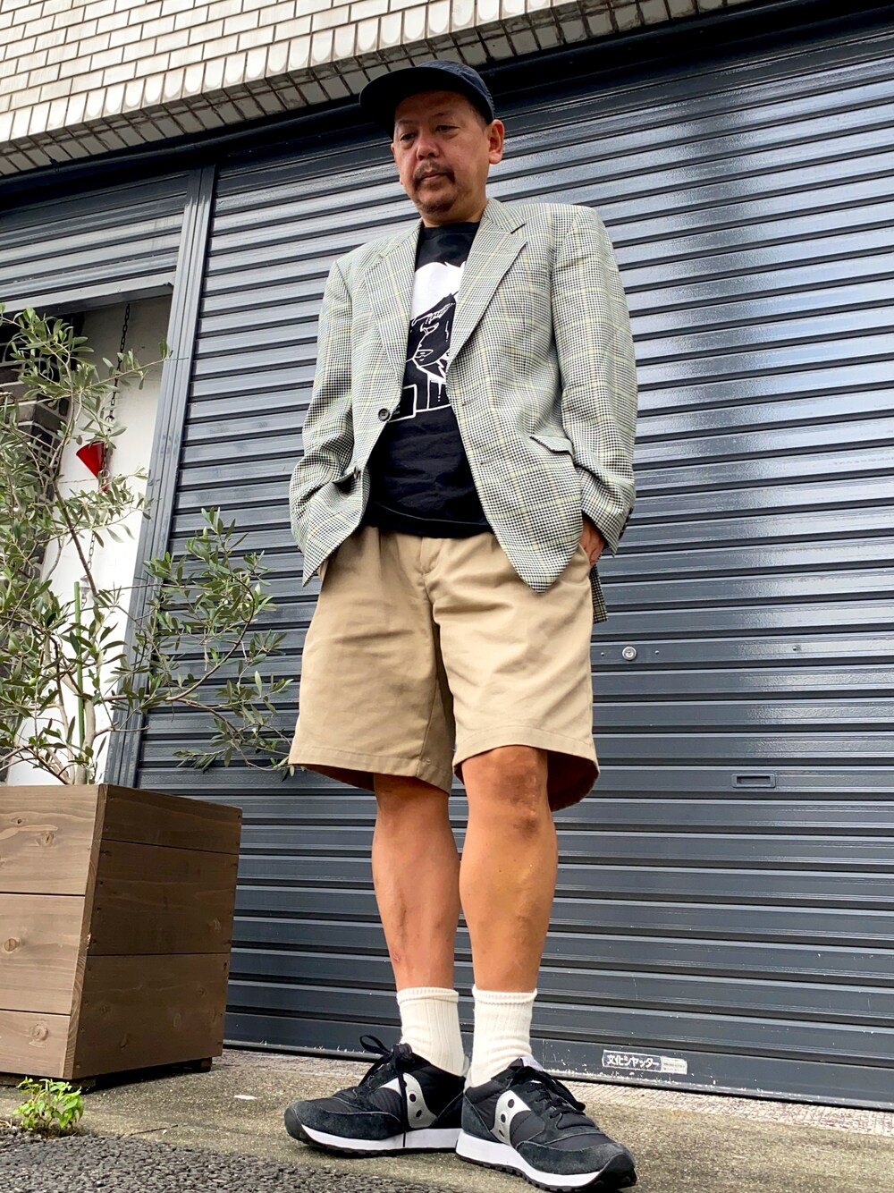 「Sauconyのアイテム（スニーカー、ブラック系）」を使った、ザッキローニさん（メンズ・172cm）の冬コーディネートの1枚目の写真